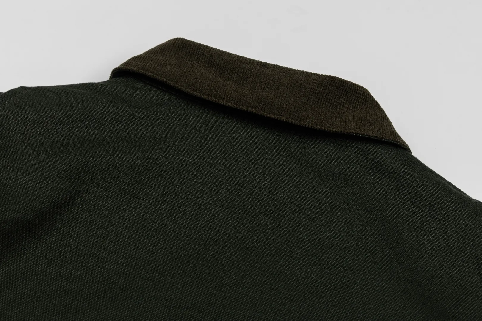 165 Carhartt Carhartt counter Same Style 106432 cotton jacket original 1:1 version Weight: 12 ounces Material: 99% cotton/1% spandex Canvas Details: corduroy trim collar quilted nylon lining, easy to put on and take off, insulated and warm, using Rugged Flex® elastic technology allows for easy movement. Loose fit. Front handwarmer pockets. Double pleats on the back to provide extra stretch at the shoulders. Internal ribbed windproof cuffs to help protect against cold weather. Adjustable hem for added coverage. Two front lower pockets. Two interior pockets; one with hook and loop closure, the other with a secure zipper. Style number: 106432#. Color: Olive Green. Black. Yellow. Dark Brown. Size: S-XL